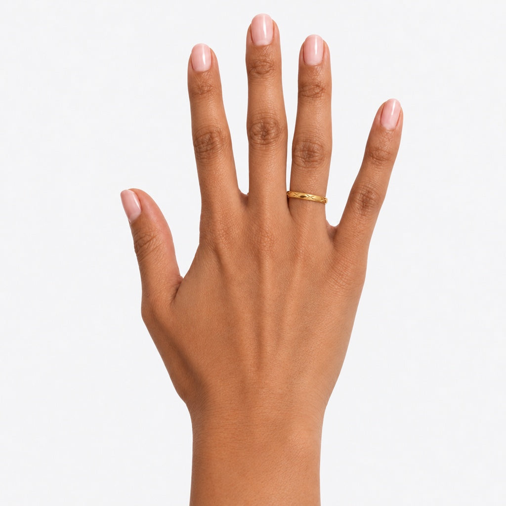 Lamaa Etched Band Ring – 18K gold plated stainless steel, worn on the hand