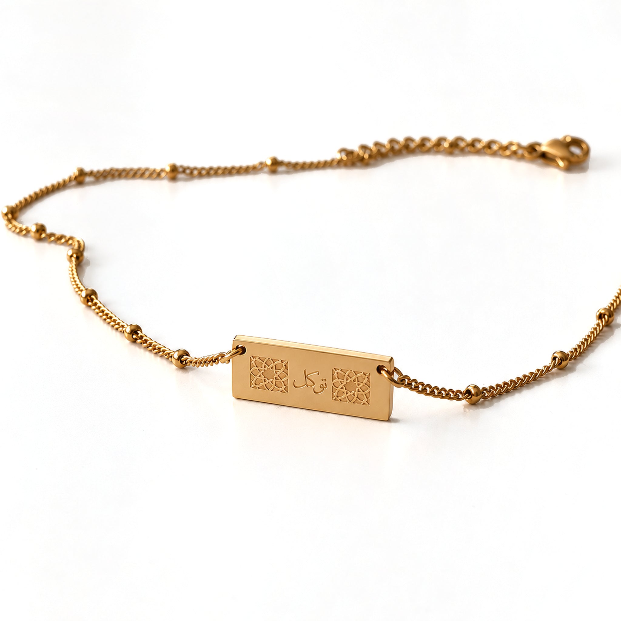 Tawakkul Bar Necklace with توكل Arabic calligraphy and Islamic geometric pattern – 18K Gold Plated, close-up